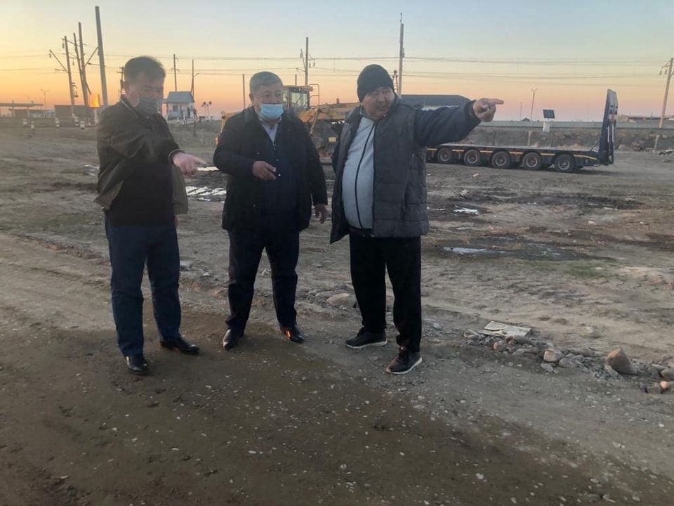 Қайнар ауылына асфальт төселіп, көшеге жарық орнатылуда