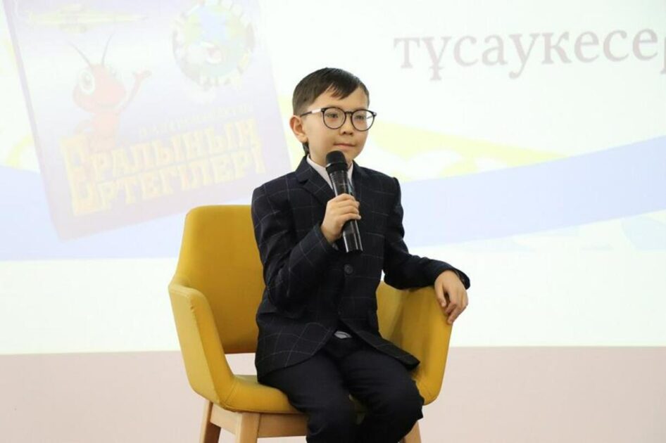 «Ең жас жазушы»: ШҚО-дағы 9 жасар оқушы кітабын шығарды