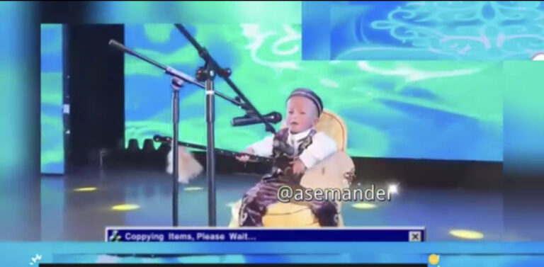 Саханада домбырамен ән салған 2 жасар бала көпті сүйсінтті (ВИДЕО)