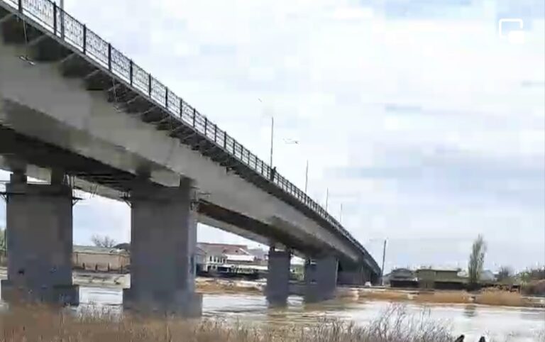 "Қош болыңдар": Атырауда 16 жастағы қыз көпірден секіріп кетті