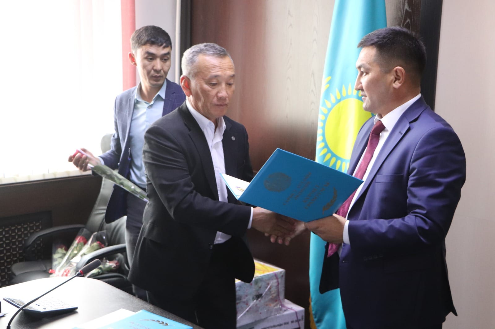МӘДЕНИЕТ САЛАСЫНЫҢ ҚЫЗМЕТКЕРЛЕРІ ҚҰРМЕТКЕ БӨЛЕНДІ