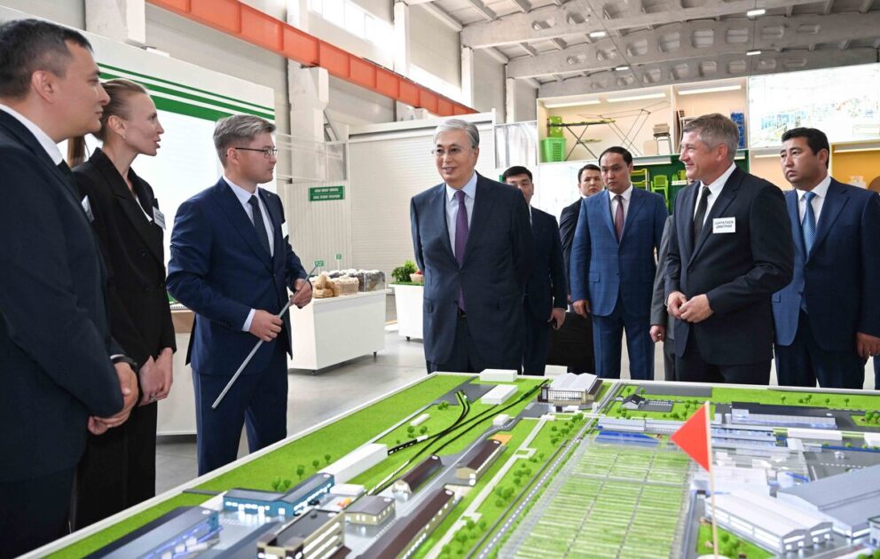Мемлекет басшысы қағаз өнімдерін шығаратын фабрикаға барды