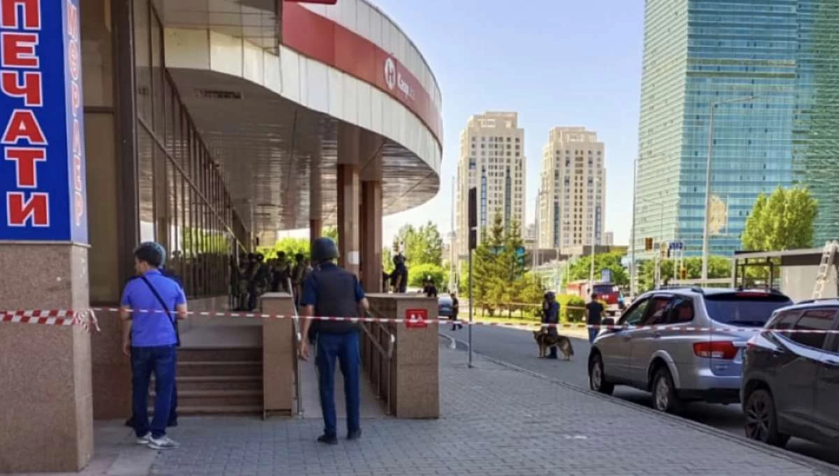 Астанада қарулы азамат Kaspi банкінің бөлімшесін ішіндегі халықпен бірген басып алған (видео)