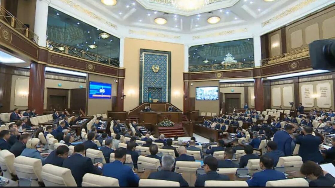 Парламент депутаттары каникулға кетті