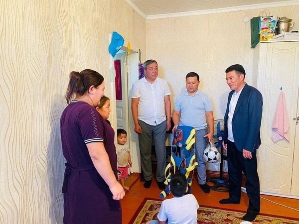 🔰Бүгін аудан әкімі Ернар Есіркепов 7 жасар Кази Елдосқа арнайы тірек аппаратын табыстады.
