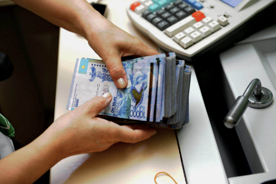 76 млн теңге жымқырған мектеп бухгалтеріне сот үкімі шықты