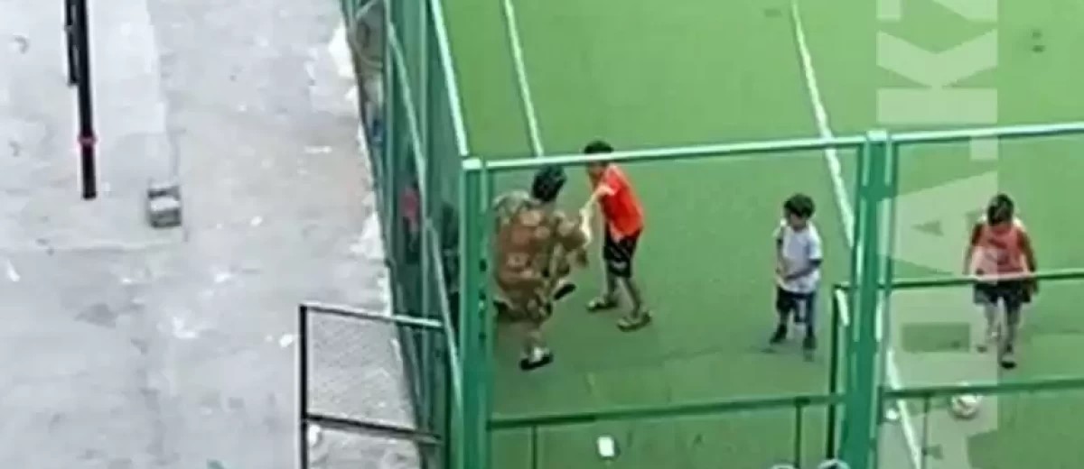 Ақтауда әйел футбол ойнап жүрген баланы ұрған
