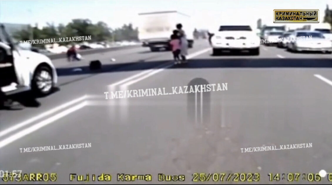 Алматыдағы базар маңында оқушы қызды жүк көлігі қағып кетті (ВИДЕО)