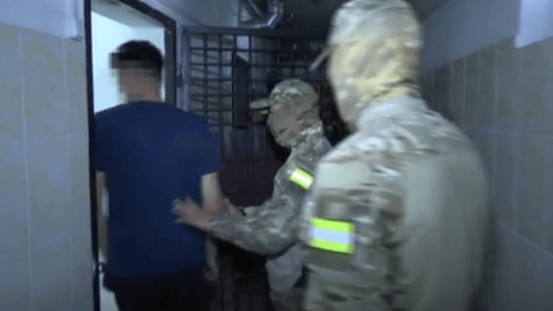 Баласының көзінше анасын ұрған азамат ұсталды