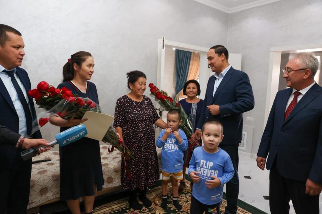 Үшемді дүниеге алып келген отбасының қуанышымен бөлісті
