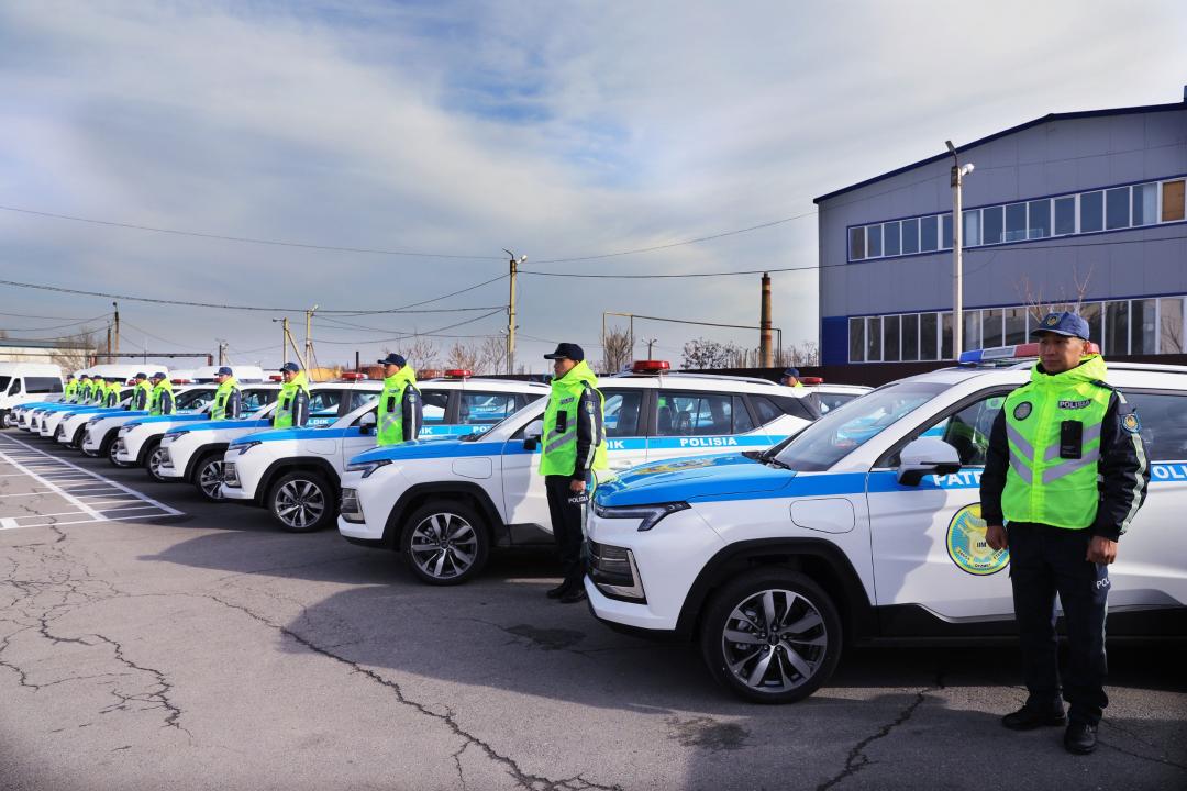 Жамбылдық полицейлерге алғашқы болып отандық өндiрiсте жасалған электромобильдер табыс етілді